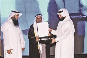 الشيخ علي الجراح مكرما من الرئيسين الحالي والسابق لجمعية المهندسين﻿