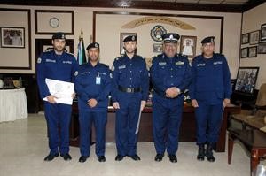 اللواء فهد الشرقاوي متوسطا الضباط الحاصلين على نوط الخدمة