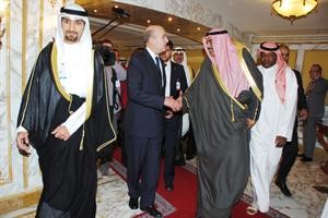 الشيخ صباح الخالد مستقبلا وزير الخارجية الفرنسي لدى وصوله قاسم باشا