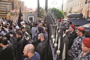 اهالي السجناء الموقفين يقتحمون باحة السراي الحكومي للمطالبة بالعفو عن ابنائهم	محمود الطويل﻿