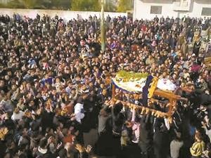صورة عن الانترنت لمشيعي احد القتلى في بلدة كفر زيتا بحماة افپ