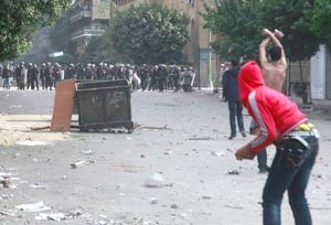 محتجون يرمون الحجارة على شرطة مكافحة الشغب في مواجهات التحرير امسرويترز