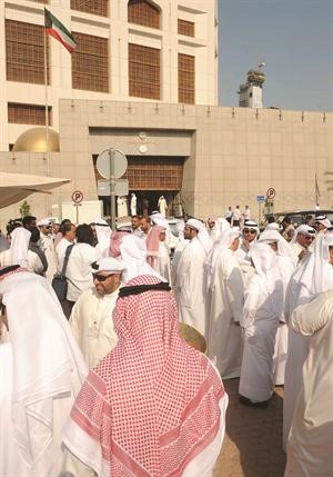 تجمع العشرات من موظفي المركزي امام البنك للمطالبة بزيادة الرواتب﻿