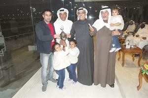 الزميل سمير بوسعد يسلم كاس الانباء لعميد اسطبل السفير بحضور الشيخ علي الحمود وعبدالله فيروز 