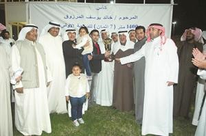كاس المرحوم خالد يوسف المرزوق يتسلمها الشيخ علي الحمود محمد ماهر
