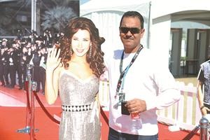 الزميل علاء السمان امام مجسم للفنانة نانسي عجرم في ركن متحف الفنانين العالميين