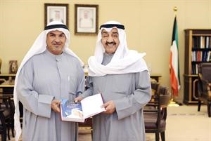 الرئيس جاسم الخرافي اثناء تسلمه اصدار الزميل انور الياسين عن الراحل محمد مساعد الصالح﻿