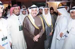 الشيخ حمد جابر العلي واياد الخرافي خلال جولة في المعرض﻿