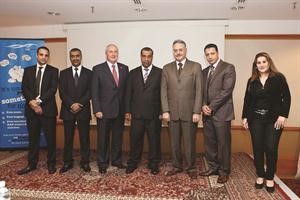 عبدالقادر عزيز وجون براي فورد والحسيني عبدالحميد في صورة تذكارية مع عدد من الحضور في حفل العشاء ﻿