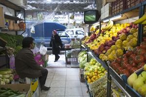 محل خضار وفواكه في طهران وسط ترقب لاثار العقوبات الغربية الجديدة	رويترز﻿