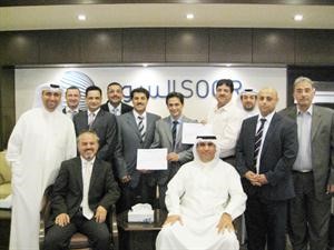 مسؤولو وموظفو السور خلال تسلم الشهادات﻿