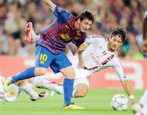 نجم برشلونة ليونيل ميسي يسعى للفوز على ميلان والانفراد بالصدارة واللقطة له مع الكسندر باتو في مباراة الذهاب﻿