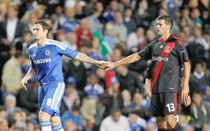 لاعب وسط تشلسي فرانك لامبارد مع زميله السابق نجم ليفركوزن مايكل بالاك﻿