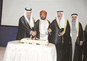 الشيخ جابر العبدالله والشيخ جابر المبارك يشاركان السفير العماني قطع كيكة الاحتفال بحضور السفير البحريني
