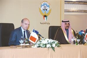 الشيخ صباح الخالد والان جوبيه خلال المؤتمر الصحافي قاسم باشا
