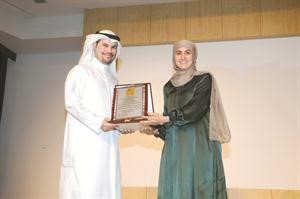 احمد الشمري يتسلم تكريم ضاري الوزان من الشيخة حصة الصباح	فريال حماد﻿