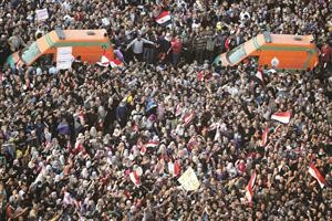 المعتصمون في ميدان التحرير يفسحون الطريق لسيارتي الاسعاف لنقل المصابين رويترز