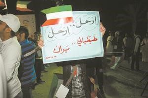 مواطنة تعبر عن رايها﻿