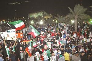 جانب من الحضور الحاشد في ساحة الارادة خلال مهرجان الله يحفظچ يا كويت مساء امس 					محمد ماهر﻿