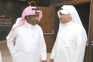 المطرب القدير د عبدالرب ادريس متحدثا للزميل مفرح الشمري انور الكندري