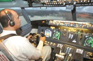 الزميل محمد الخالدي خلال تجربة الطيران على محاكي طائرة بوينغ 737
