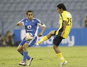 الصراع يتجدد بين لاعب وسط الهلال محمد الشلهوب ولاعب النصر خالد الزيلعي اليوم
