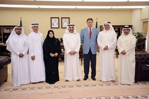 الرئيس جاسم الخرافي خلال استقباله رئيس مجلس ادارة النادي العلمي والوفد المرافق له