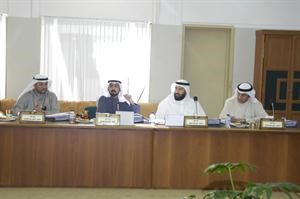 عسكر العنزي وعلي العمير ومخلد العازمي ودليهي الهاجري خلال اجتماع اللجنة امس