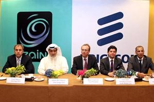 نبيل بن سلامة يتوسط مسؤولي اريكسون خلال توقيع الاتفاقية ﻿