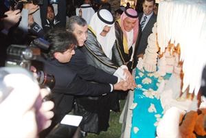 خالد الجارالله والشيخ فيصل الحمود يشاركان دبسام النعماني قطع كعكة الاحتفال﻿