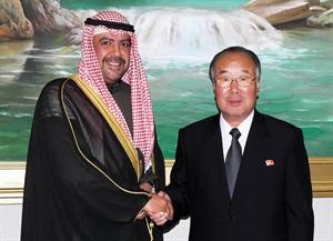 الشيخ احمد الفهد يصافح وزير الرياضة الكوري باك ميون تشوك﻿