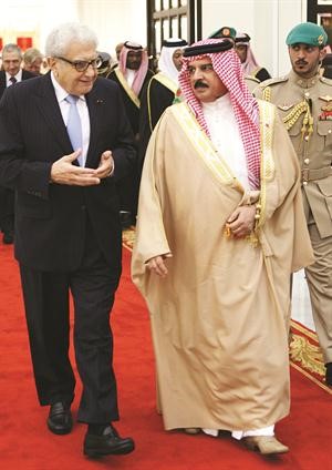 عاهل البحرين الملك حمد بن عيسى مع رئيس لجنة تقصي الحقائق
شريف بسيوني افپ
