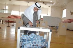 مشاركة لاحد كبار السن في الانتخابات﻿