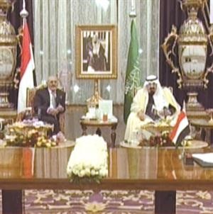 صورة تلفزيونية تظهر خادم الحرمين الشريفين الملك عبدالله بن عبدالعزيز والرئيس علي عبدالله صالح خلال توقيع المبادرة ﻿