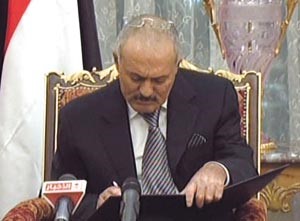 الرئيس اليمني علي عبدالله صالح يوقع على اتفاق نقل السلطةافپ