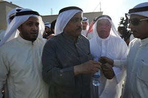 مسلم البراك يحتسي الماء ويبدو محمد الجاسم