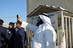 دوليد الطبطبائي يوثق الحدث في هاتفه النقال