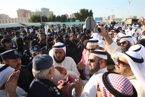 فلاح الصواغ يتفاوض مع احد ضباط القوات الخاصة بحضور الحربش