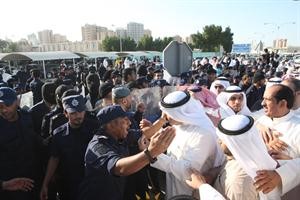 مواجهة بين المتجمهرين والقوات الخاصة وسالم النملان يتدخل للتهدئة محمد ماهر - متين غوزال