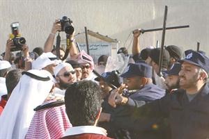 جانب من المواجهة بين القوات الخاصة والمتجمهرين امام المباحث الجنائية ويبدو د جمعان الحربش وسط المواجهة محمد ماهر