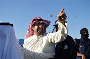 احد المحتجين غاضبا