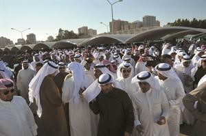 جانب من المتجمهرين امام مبنى المباحث الجنائية