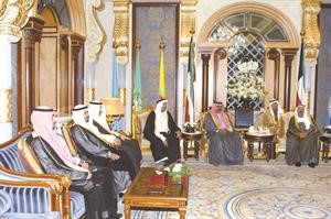 صاحب السمو الامير الشيخ صباح الاحمد مستقبلا عددا من شيوخ القبائل بحضور سمو ولي العهد الشيخ نواف الاحمد ﻿