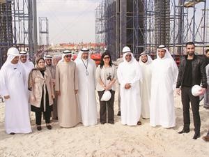 عبدالعزيز الرومي ووفد ديوان المحاسبة مع درنا الفارس في مقر مشروع مدينة صباح السالم الجامعية﻿