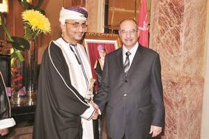 درشيد الحمد مقدما التهاني للسفير العماني في القاهرة ناصر عبدالسيد
