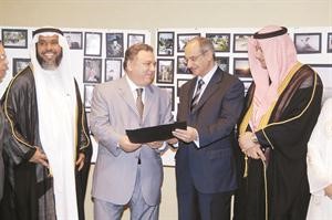 السفير درشيد الحمد واحمد الفارسي يكرمان احد المشاركين في المعرض ناصر عبدالسيد
