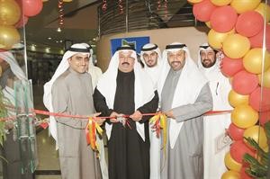 قص الشريط ايذانا بافتتاح مهرجان لوازم البر