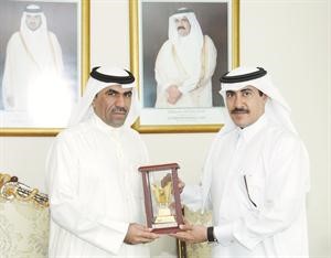 علي بن مبارك ال خليفة يهدي الانباء درعا تذكارية﻿