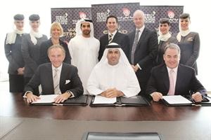 المهيري متوسطا هوجن وسكاوسيل عقب الاعلان عن الحدث﻿