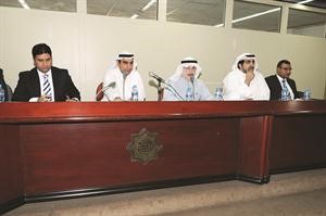 عبداللطيف العصفور والشيخ خليفة علي الخليفة خلال عمومية نور للاستثمار 	قاسم باشا﻿